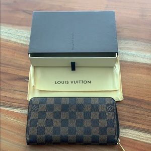 Louis Vuitton Zippy Wallet Damier